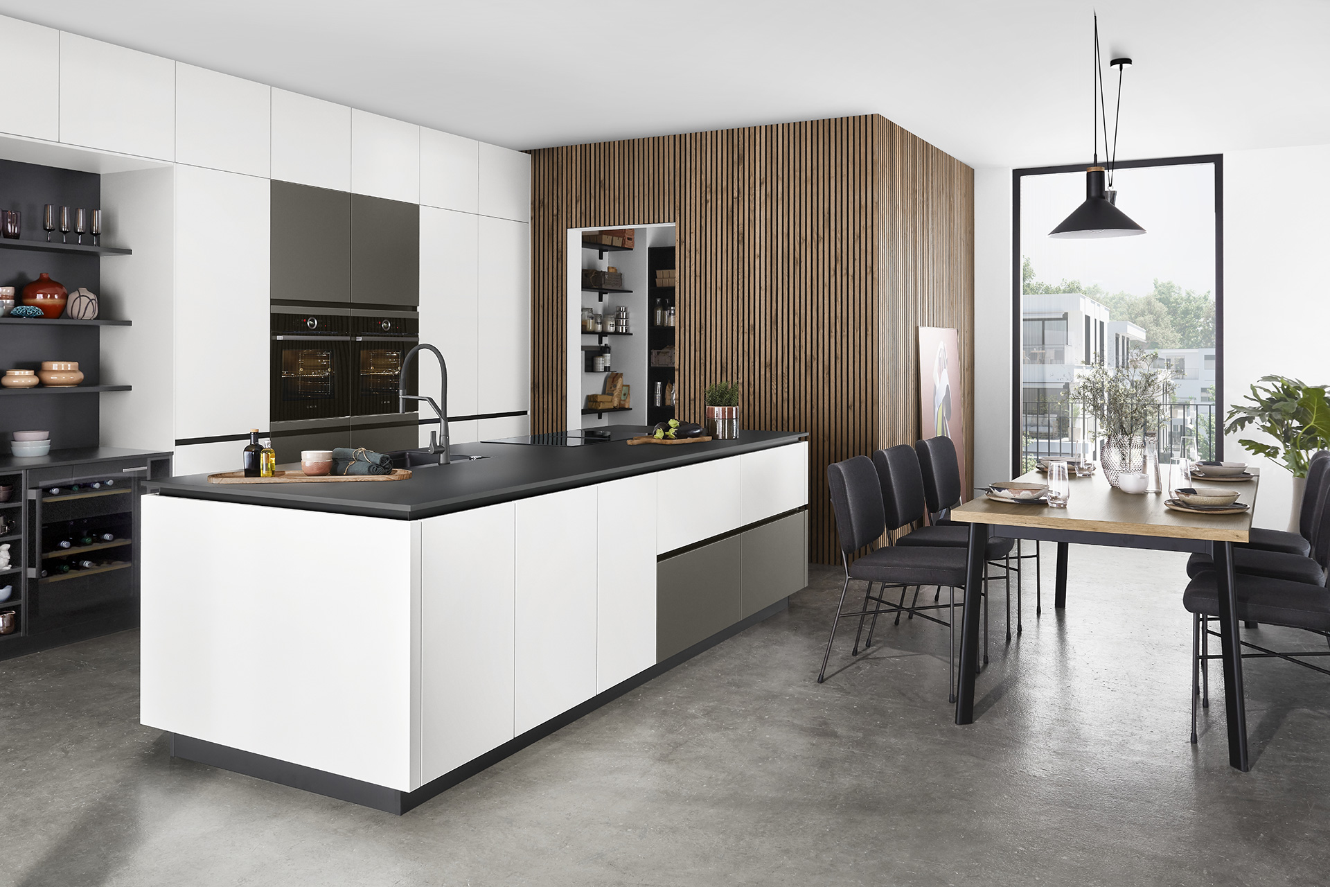 schwarz weiße Küche mit Lamellen-Holzwand