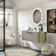 modernes Badezimmer im Industrial-Look mit rundem Spiegel