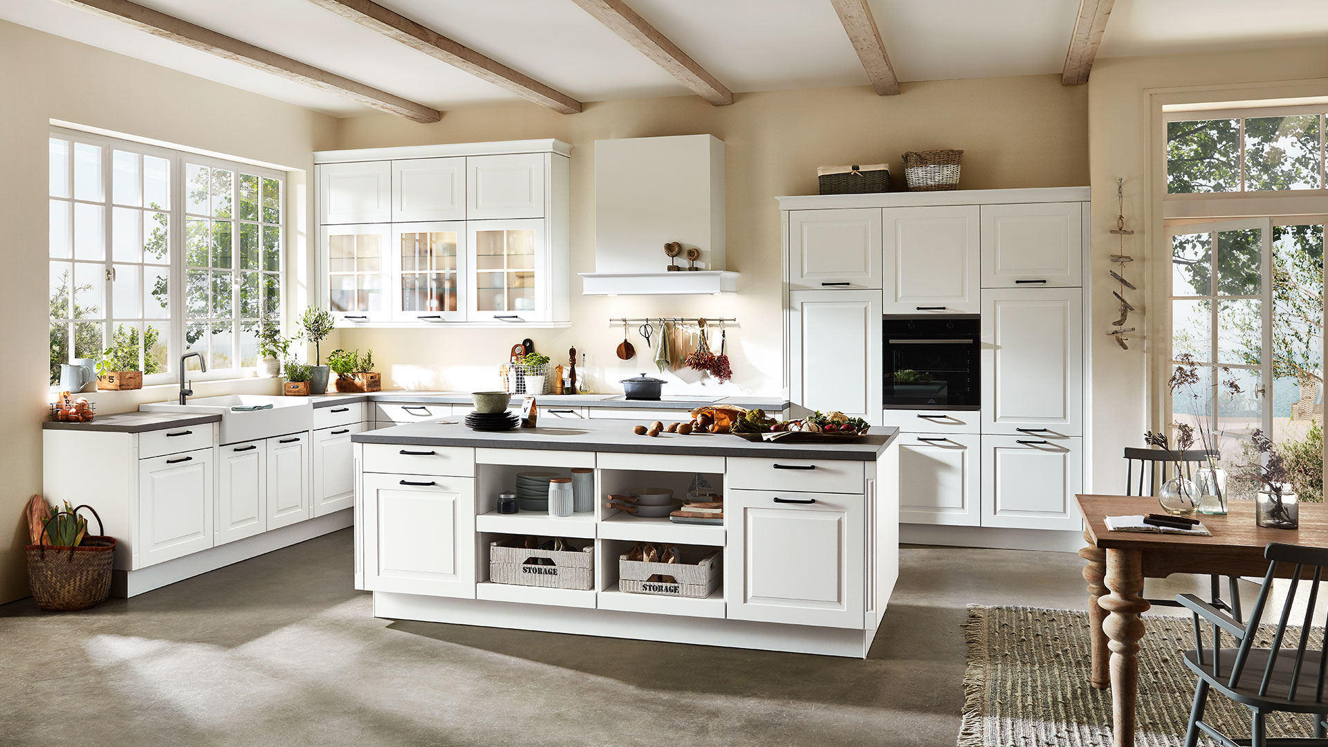 weiße Landhausküche mit Kücheninsel